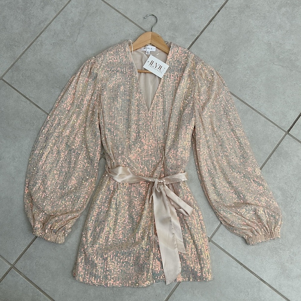 Fully sequenced wrap dress! With ballon sleeves. BRAND NEW! Comes in green also.
